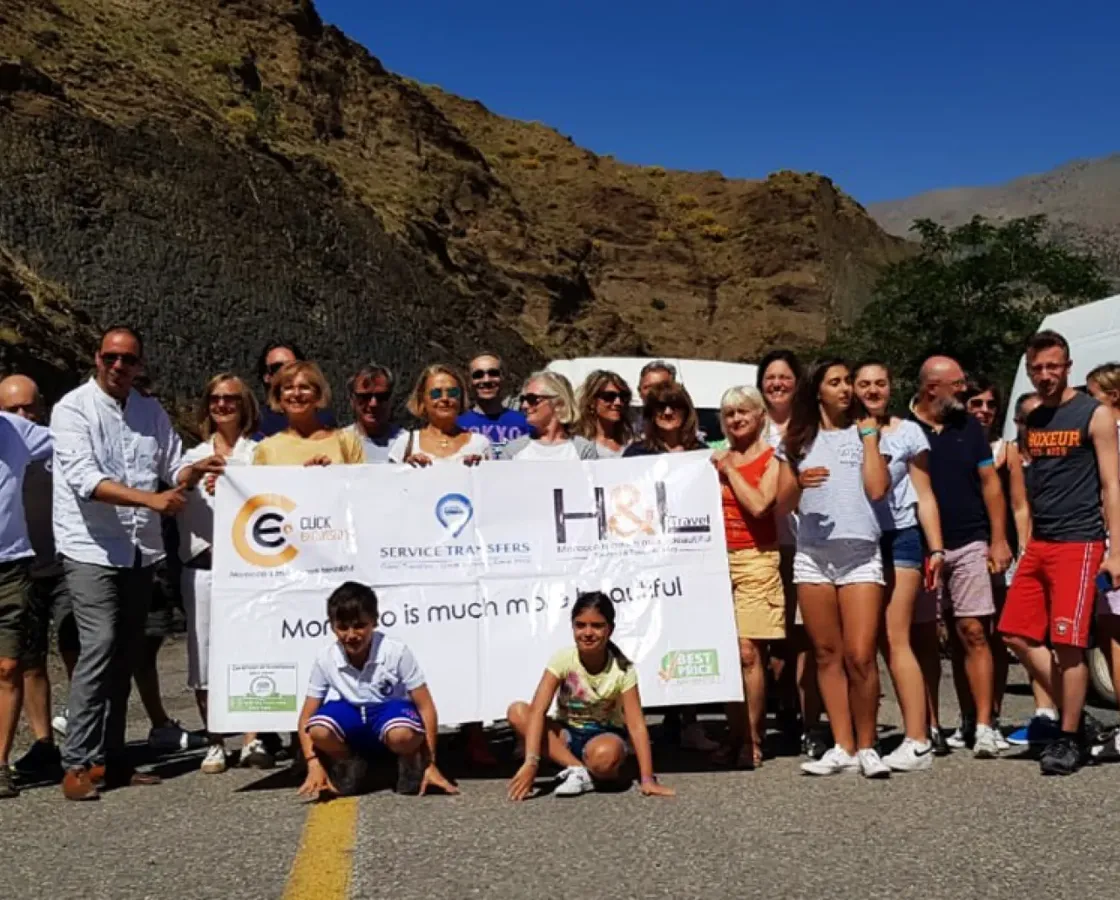Un groupe de voyageurs avec leurs guides
